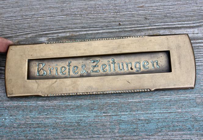 Jugendstil-Briefeinwurf, Klappe nach innen öffnend