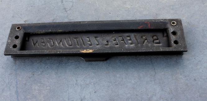 Alter Briefschlitz aus Eisen