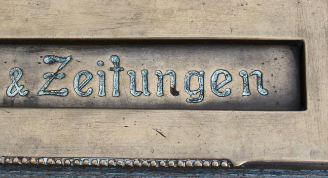 Jugendstil-Briefeinwurf, Klappe nach innen öffnend