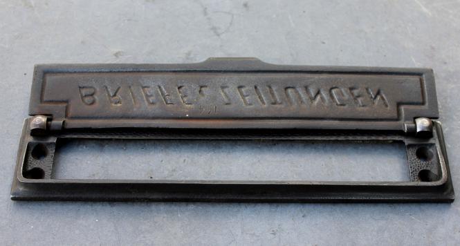 Alter Briefschlitz aus Eisen